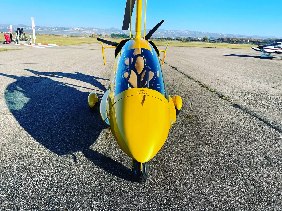 L'autogire jaune vu de face sur le tarmac de l'aérodrome
