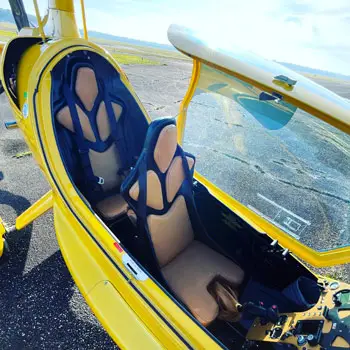 LA CABINE BIPLACE C'est assis dans ce siège que vous effectuerez votre baptême de l'air en autogire